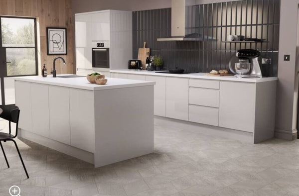 WK J Pull Kitchen in cashmere : 12 Cabinets : Quartz worktop